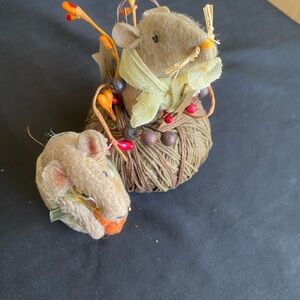 Adorable Mouse Decor with Yarn Base